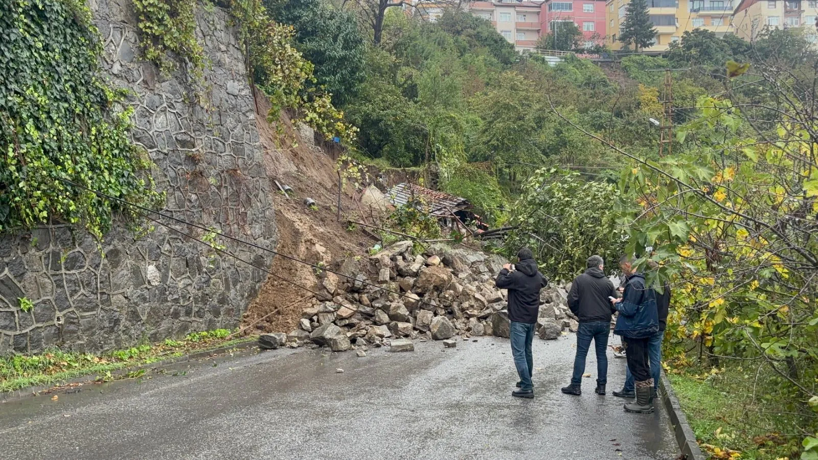 Zonguldak'ın Ereğli ilçesinde kuvvetli sağanağın ardından meydana gelen heyelanda istinat duvarı yıkıldı. Polis ekiplerinin güvenlik önlemi aldığı bölgede bulunan 3 katlı binanın sakinleri tedbir amacıyla tahliye edildi.