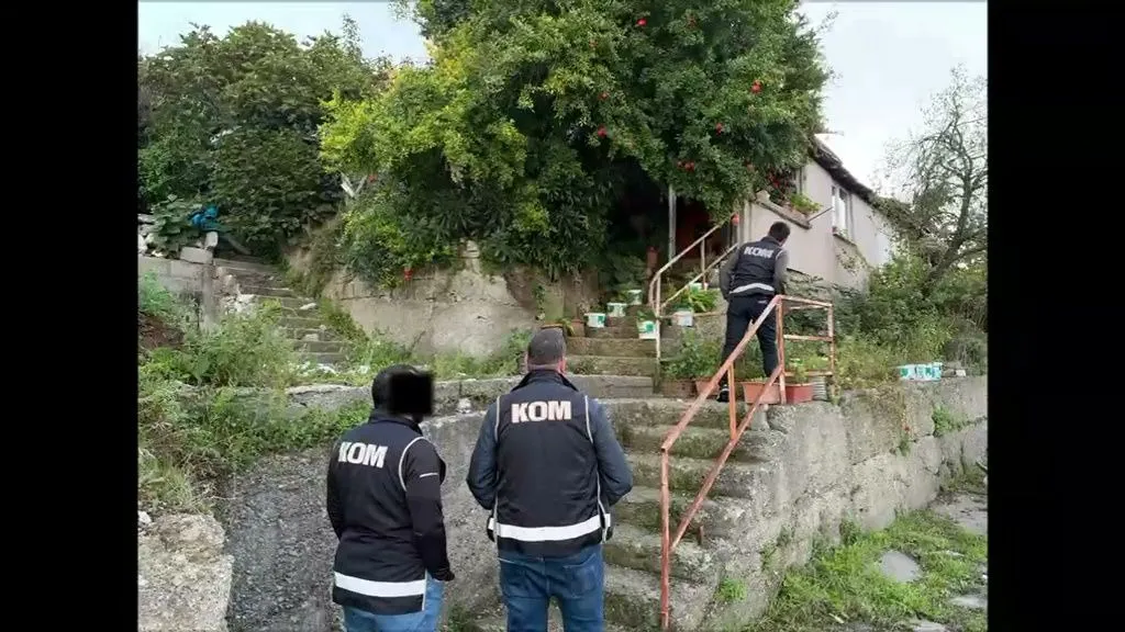 Zonguldak'ta kaçak kömür ocaklarının denetimlerinde rüşvet alındığı iddiaları üzerine 16 kişinin gözaltına alındığı polis operasyonuna ait görüntüler ortaya çıktı. Dört şüphelinin tutuklandığı soruşturma kapsamında düzenlenen eş zamanlı baskınlarda silah ve mermilerin de ele geçirildiği görüldü.