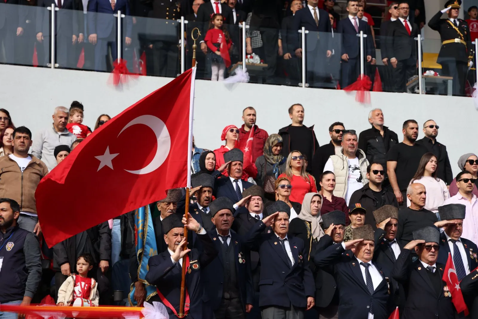 Zonguldak Valisi Osman Hacı Bektaşoğlu, tören alanındaki öğrenciler, sporcular ve vatandaşların bayramını kutlayarak 29 Ekim sevincini paylaştı.