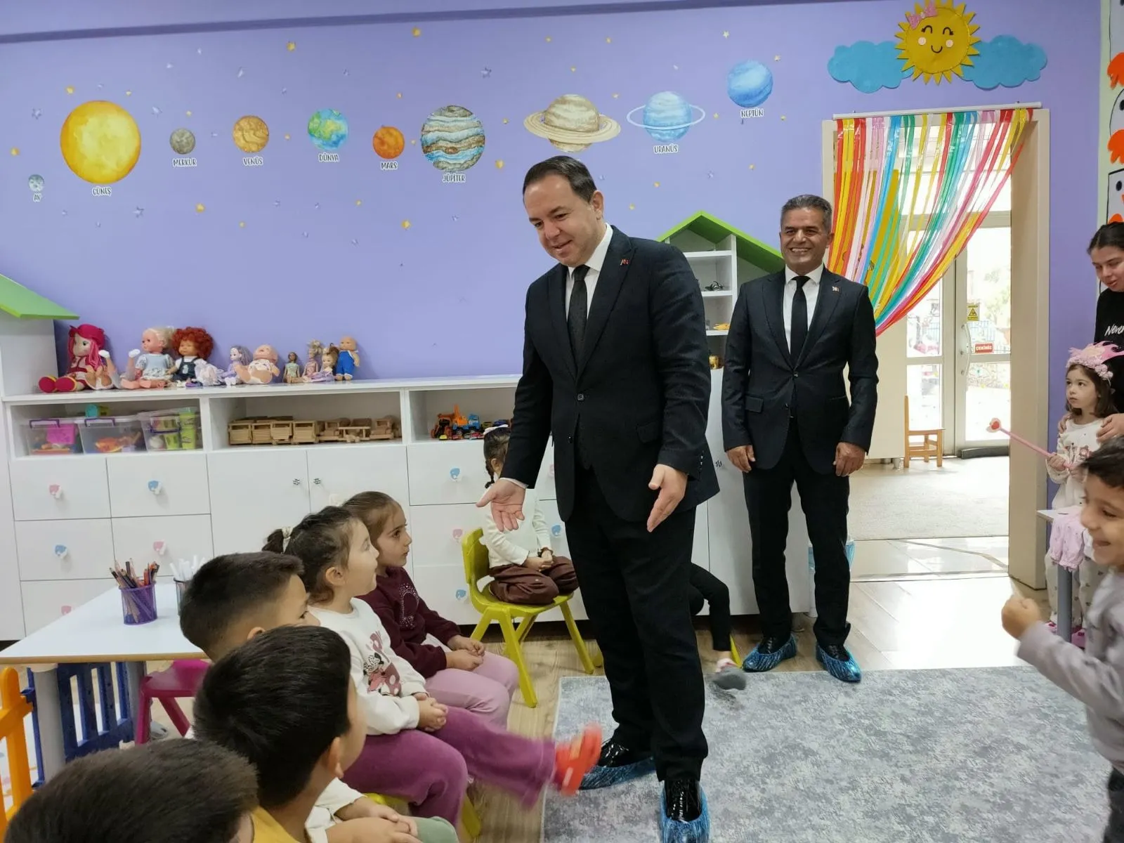 Zonguldak İl Milli Eğitim Müdürü Uygar Keskin, ziyaret ettiği Gazi Ortaokulunda öğrencilerle sohbet ederek eğitim hayatına ilişkin düşüncelerini ve beklentilerini dinledi.