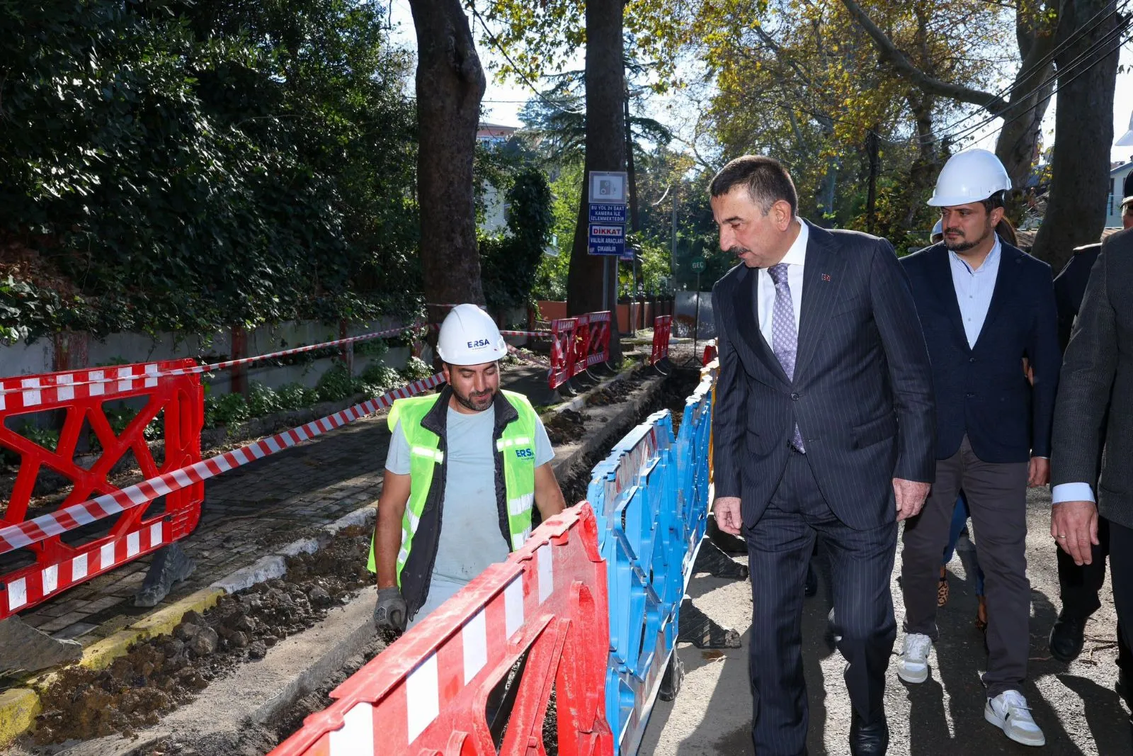 Zonguldak Valisi Osman Hacıbektaşoğlu, Fener Bölgesi'nde Başkent EDAŞ tarafından yürütülen elektrik altyapı çalışmalarını yerinde inceleyerek yetkililerden bilgi aldı.
