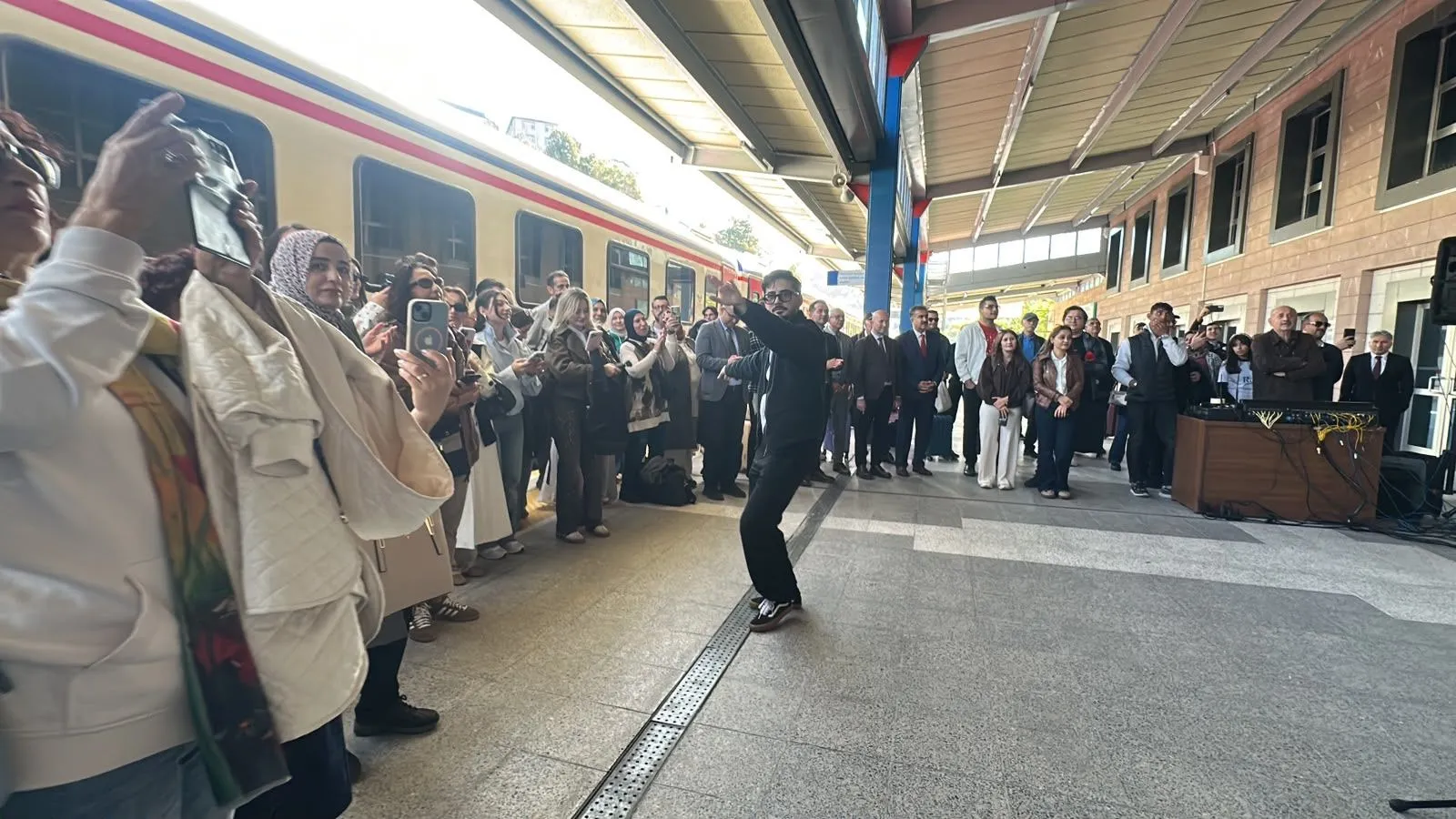Ankara'dan yola çıkarak 2026 yılı seferlerine başlayan Turistik Karaelmas Ekspresi yolcularını, Zonguldak Tren Garı'nda maden işçilerinden oluşan koro karşıladı.