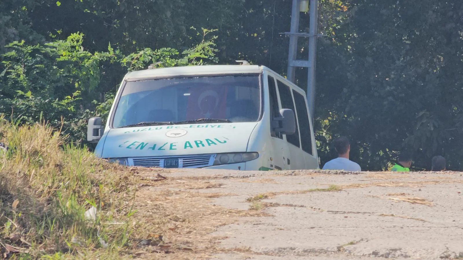 Zonguldak'ın Kozlu ilçesinde emekli polis memuru B.P. mezarlıkta ölü bulundu. Evden ayrılırken mektup bıraktığı iddia edilen B.P.'nin ölümüyle ilgili inceleme başlatıldı.
