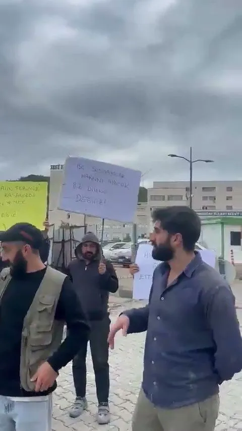 Zonguldak Bülent Ecevit Üniversitesi yerleşkesindeki inşaatta çalışan 17 işçi, ücret alacaklarının ödenmediğini öne sürerek eylemlerini çatıda sürdürdü.