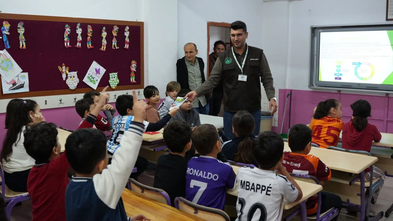 İklim Değişikliği ve Sıfır Atık Müdürlüğü personeli, 467 Evler İlkokulu'nda çevre bilinci ve enerji verimliliği konularında ders verdi.