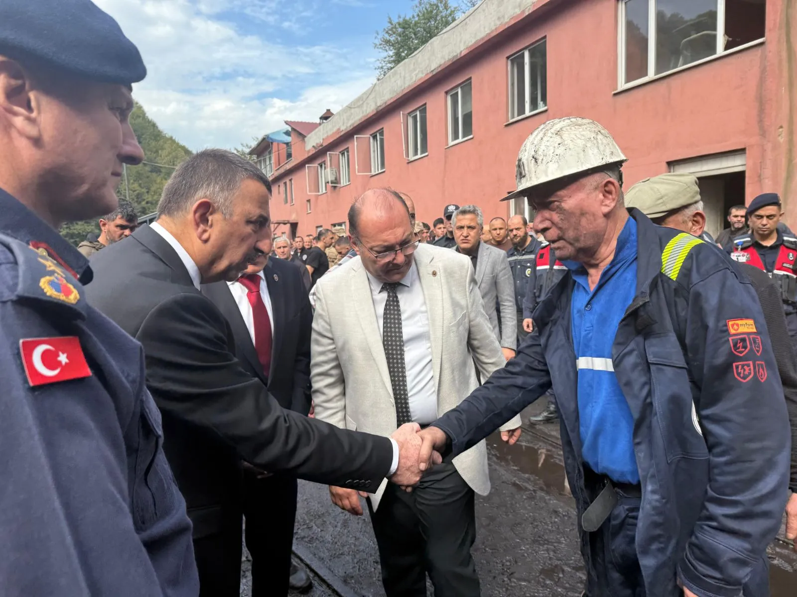 Zonguldak'ın Kilimli ilçesinde 3 işçinin yaşamını yitirdiği, 5 işçinin yaralandığı maden ocağındaki patlamanın ardından Vali Osman Hacıbektaşoğlu, hastanelerde tedavileri süren madencilerle görüştü.