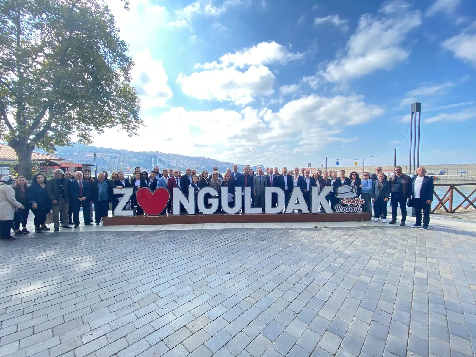 Yeni Parti Zonguldak Merkez, Kozlu ve Kilimli ilçe başkanları mazbatalarını alarak göreve başlarken Merkez İlçe Başkanı Nazmi Özden halk iradesine saygı çağrısı yaptı.