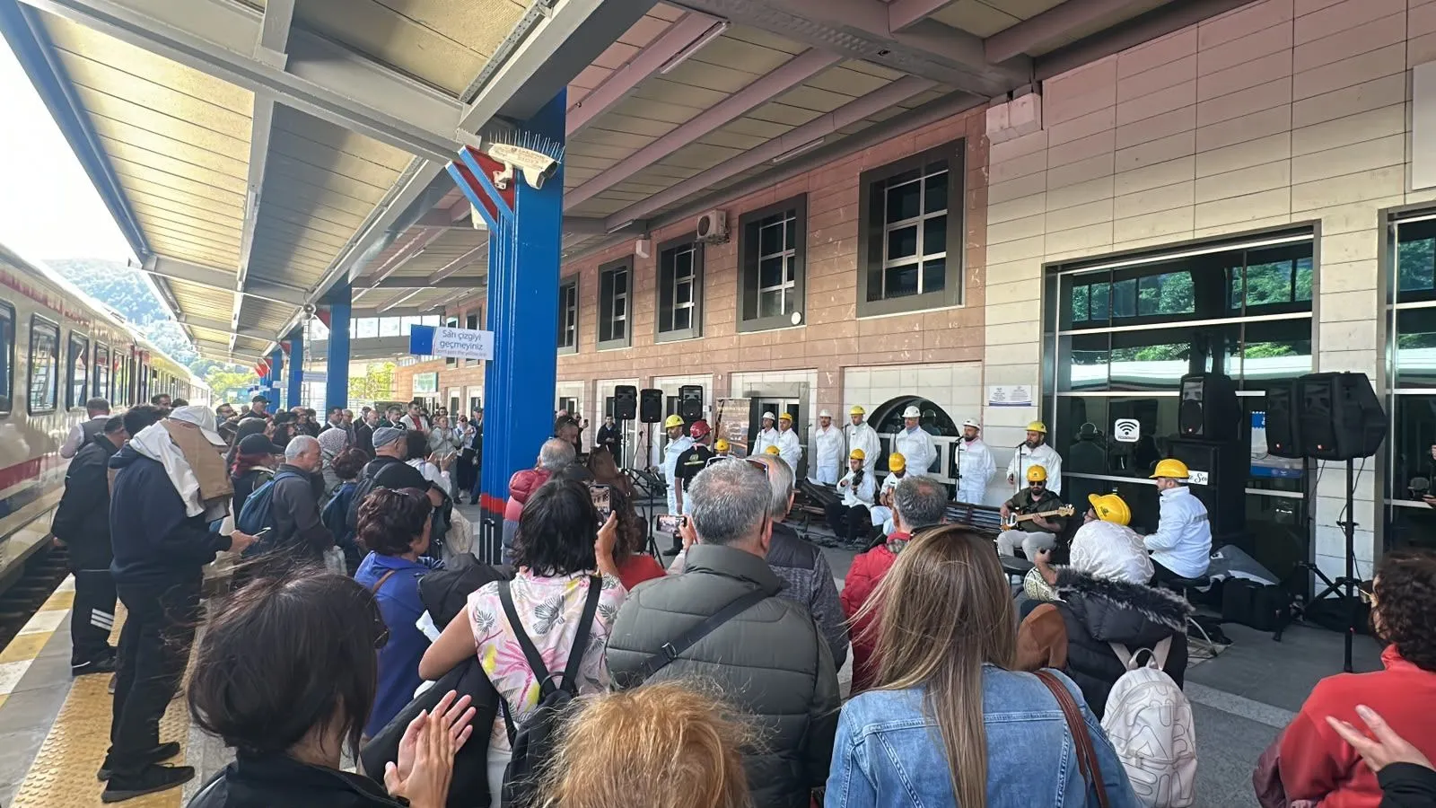 Ankara'dan yola çıkarak 2026 yılı seferlerine başlayan Turistik Karaelmas Ekspresi yolcularını, Zonguldak Tren Garı'nda maden işçilerinden oluşan koro karşıladı.