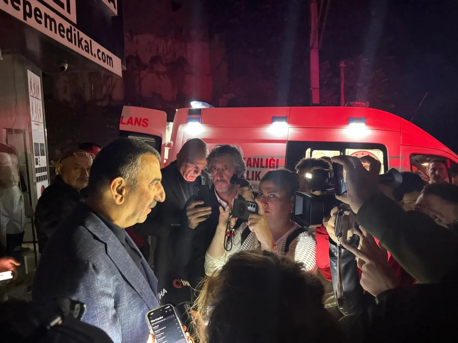 Zonguldak'ta 2 katlı betonarme binanın çökmesi sonucu 74 yaşındaki Türkan Akçaharman Özhan hayatını kaybetti, kardeşi Kenan Akçaharman (68) yaralı kurtarıldı. Olay sırasında diğer kardeşleri Kemal Akçaharman'ın dışarıda olduğu öğrenildi.