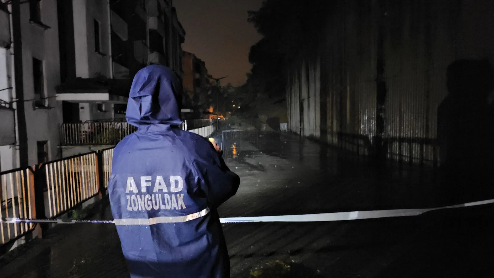 Zonguldak'ta istinat duvarı çöktü: İki araç göçük altında kaldı