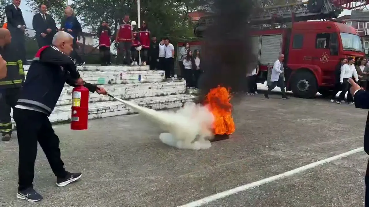AFAD, UMKE ve itfaiye ekipleri koordinasyonunda deprem ve tahliye senaryosu uygulandı.